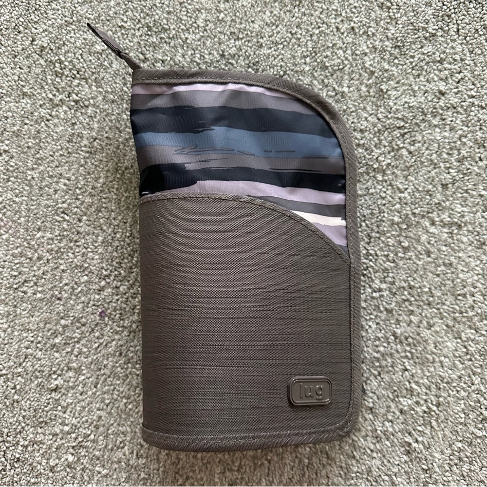Lug Canoe Brush‎ Holder Brushed Grey with Ocean Blue Stripe Design Travel Pouch